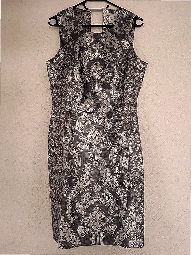 Festliches Kleid (Etuikleid), anthrazit mit silbernem Ornament, Gr. 42