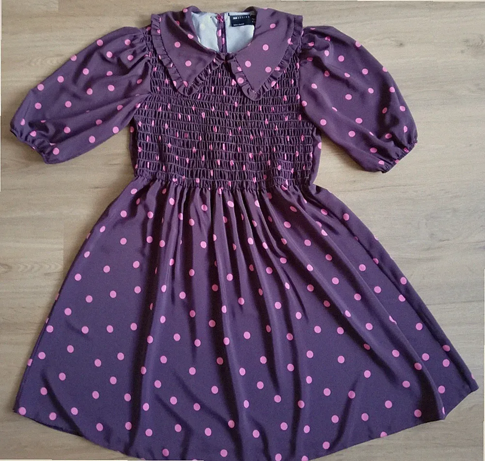 Festliches Kleid, Größe 44, asos, dkl.lila m.pinken Punkten, gesmokt, knielang