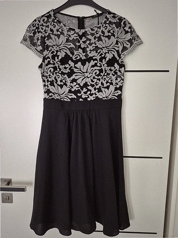 festliches schwarzes Kleid mit Ornamenten