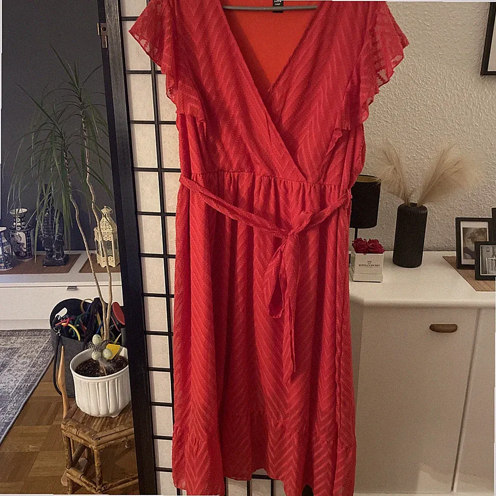 Flirla Kleid mit Gürtel, Schmetterlingsärmeln, Rüschen Rot 2XL Volant undehnbar