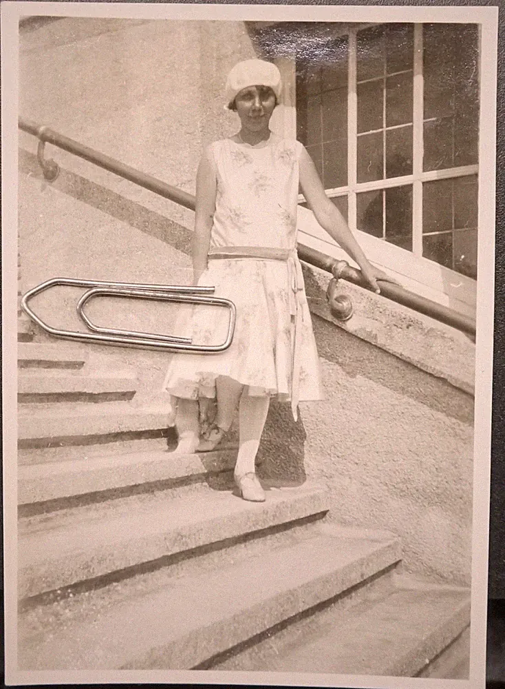 Foto Portrait Borkum 1928 Frau Ansicht Bademodel Kleid Hut Mütze Nylons Gebäude