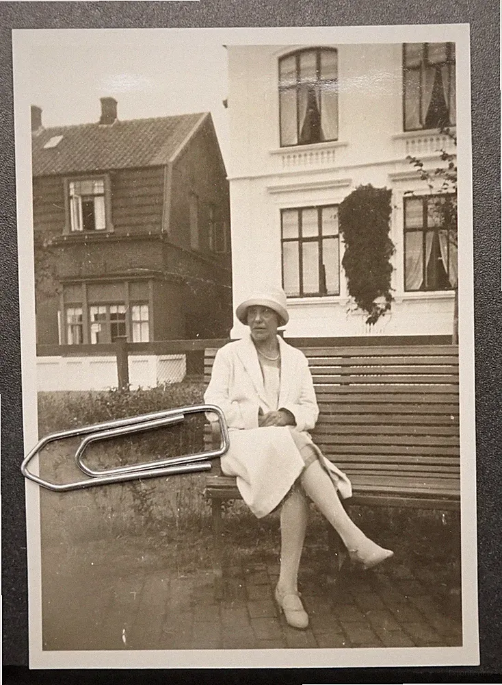 Foto Portrait Borkum 1928 Frau Ansicht Gebäude Kleid Hut Nylon Gebäude Haus Bank