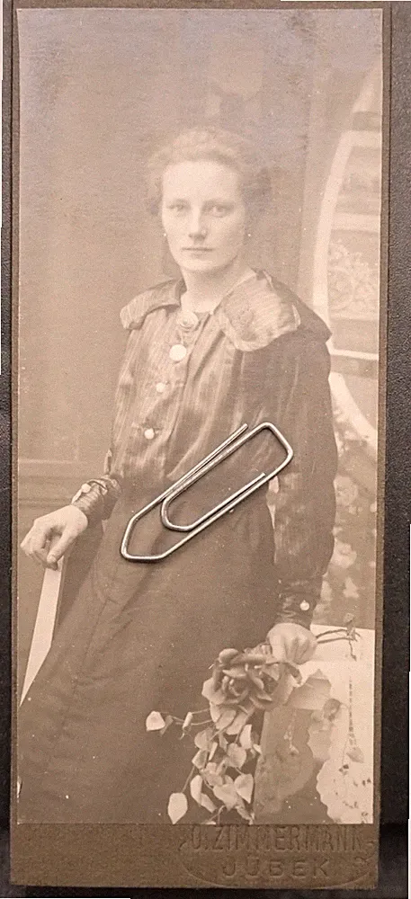 Foto Portrait CDV KAB Portrait Frau Model Kleid Lübeck Blumen Seide Bild alt