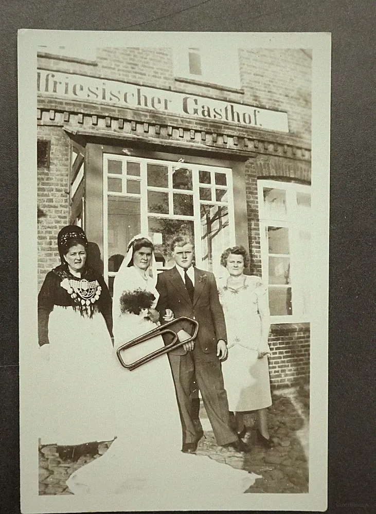 Foto Portrait Hochzeit Friesland Oldsum Föhr Tracht Schild Gasthof Braut Kleid