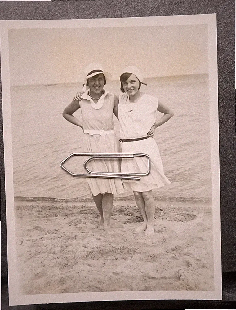Foto Portrait Niendorf 1931 junge Frauen Sommerkleid Hut Perlenkette Ostsee Bild