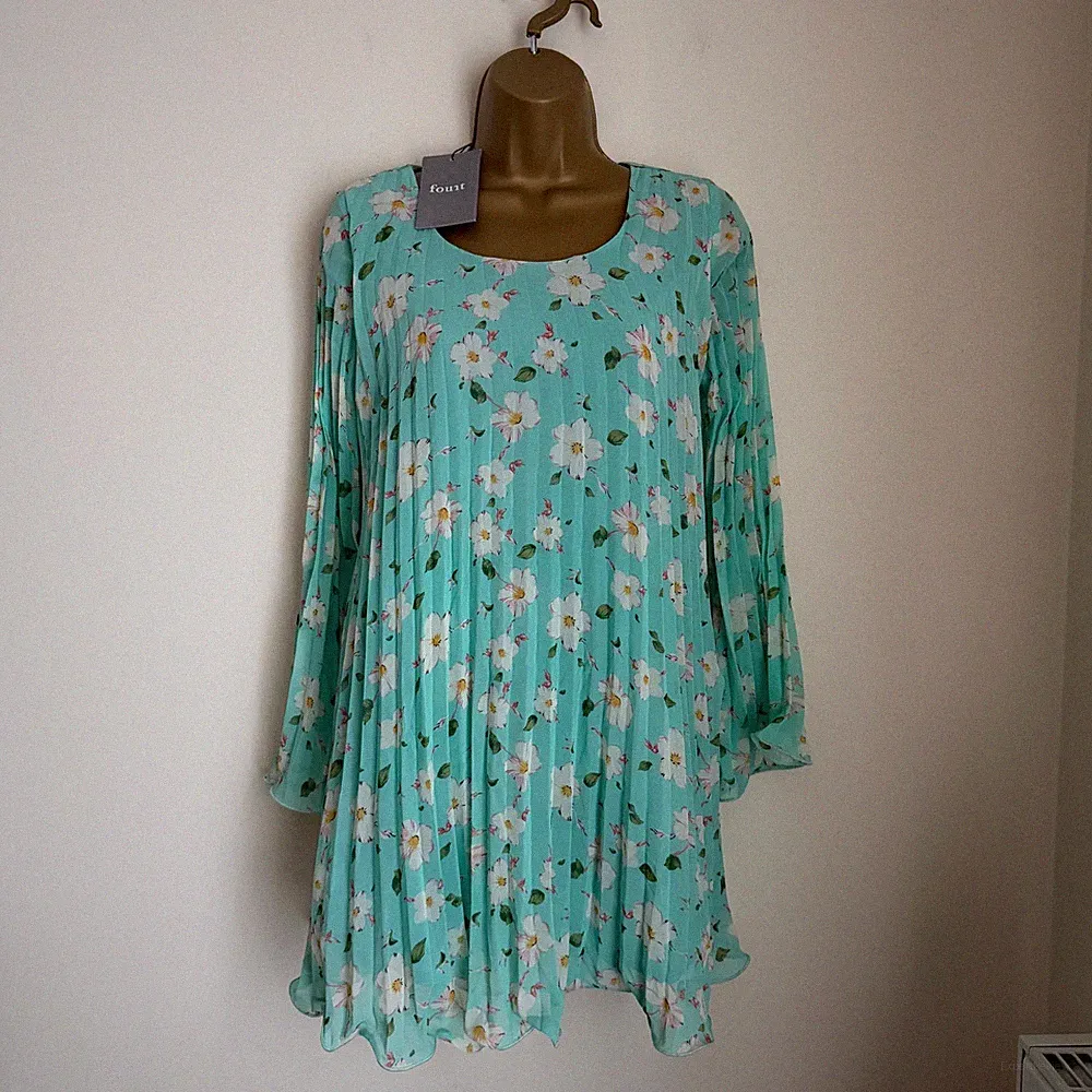 Fount Gr. S/M Kleid mint Blumen Plissee Langarm Gürtel nagelneu mit Etikett