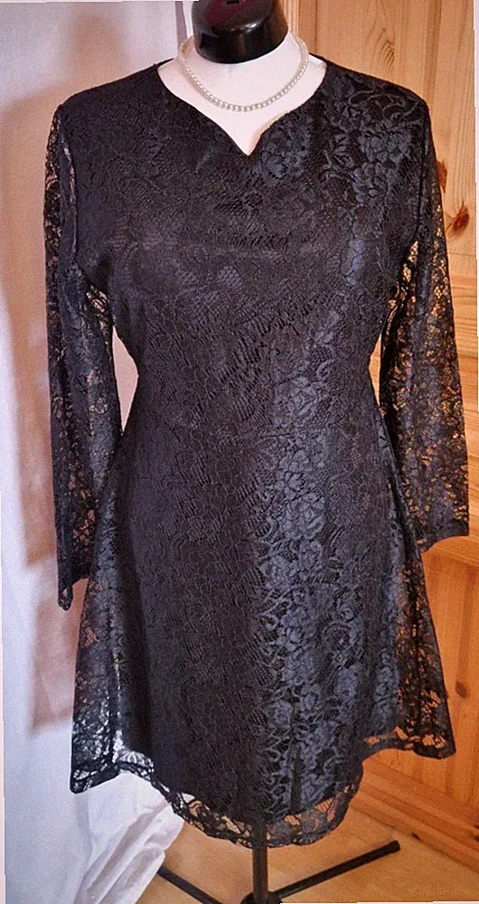 Für festlichesGwelegenheiten kurzes schwarzes Spitzenkleid Gr. XL/42-44