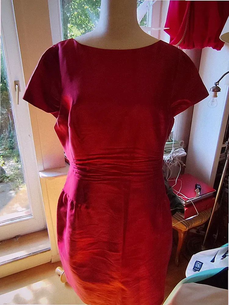 FWM Damen Etuikleid Rot Seide Gr. XL kurz Rundhals Kurzarm tailliert