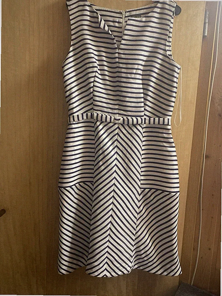 Gesteiftes Kleid