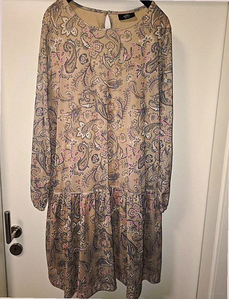42 A-Linien-Kleid