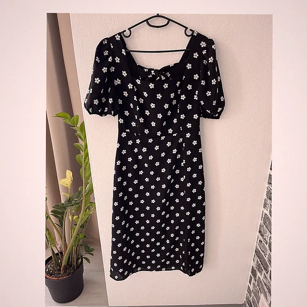 GLAMOROUS A-Linie Kleid Damen Schwarz Weiß Blumen Puffärmel Herz-Ausschnitt 34