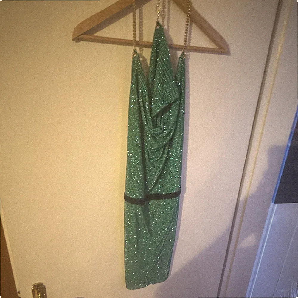 Glitzer Abendkleid Grün kurz OneSize V-Ausschnitt Riemchen Neu mit Etikett 800