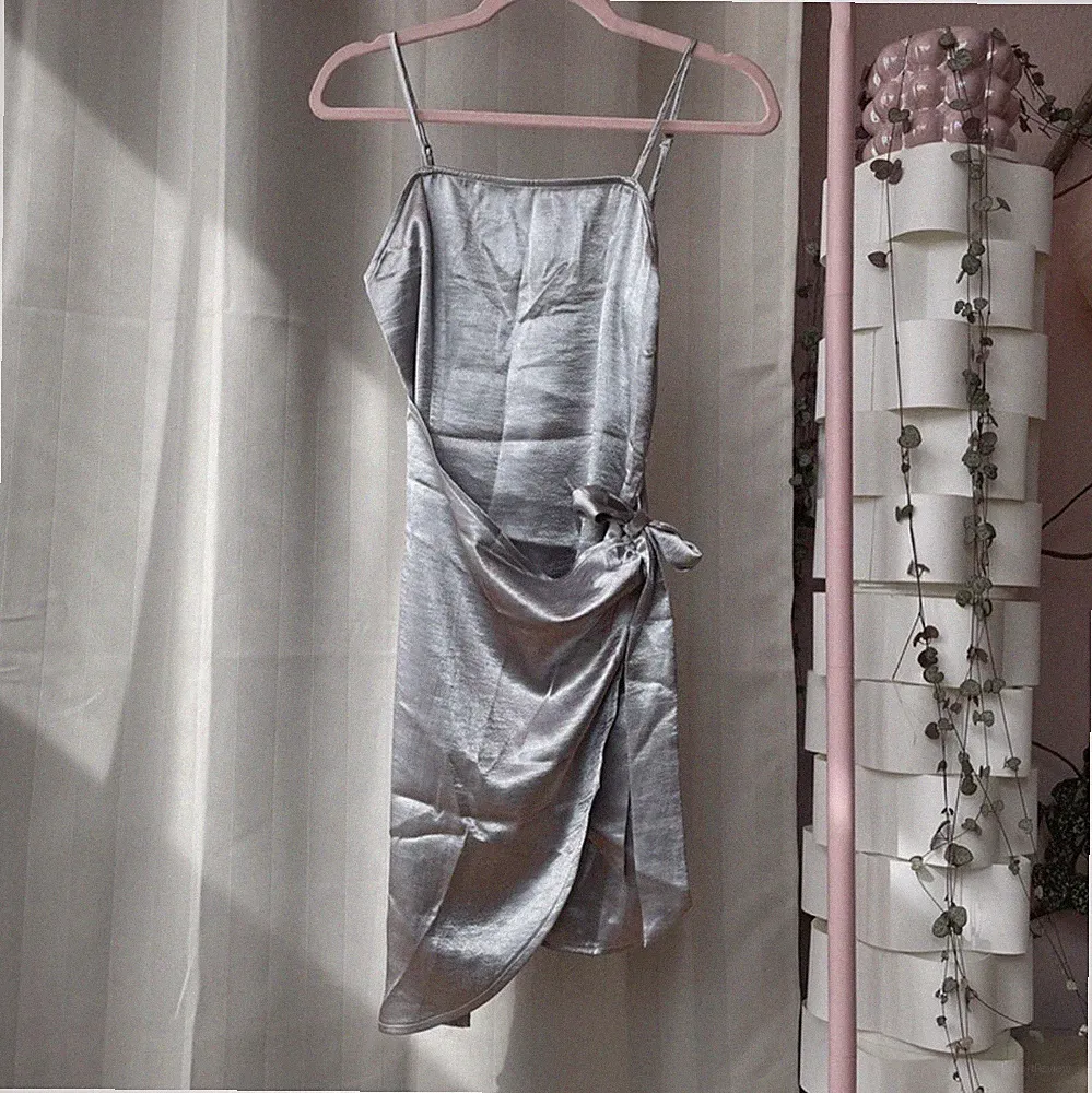 Gr. S Wickelkleid mit Schleife silber Hochzeitsgast Hochzeit Abendkleid