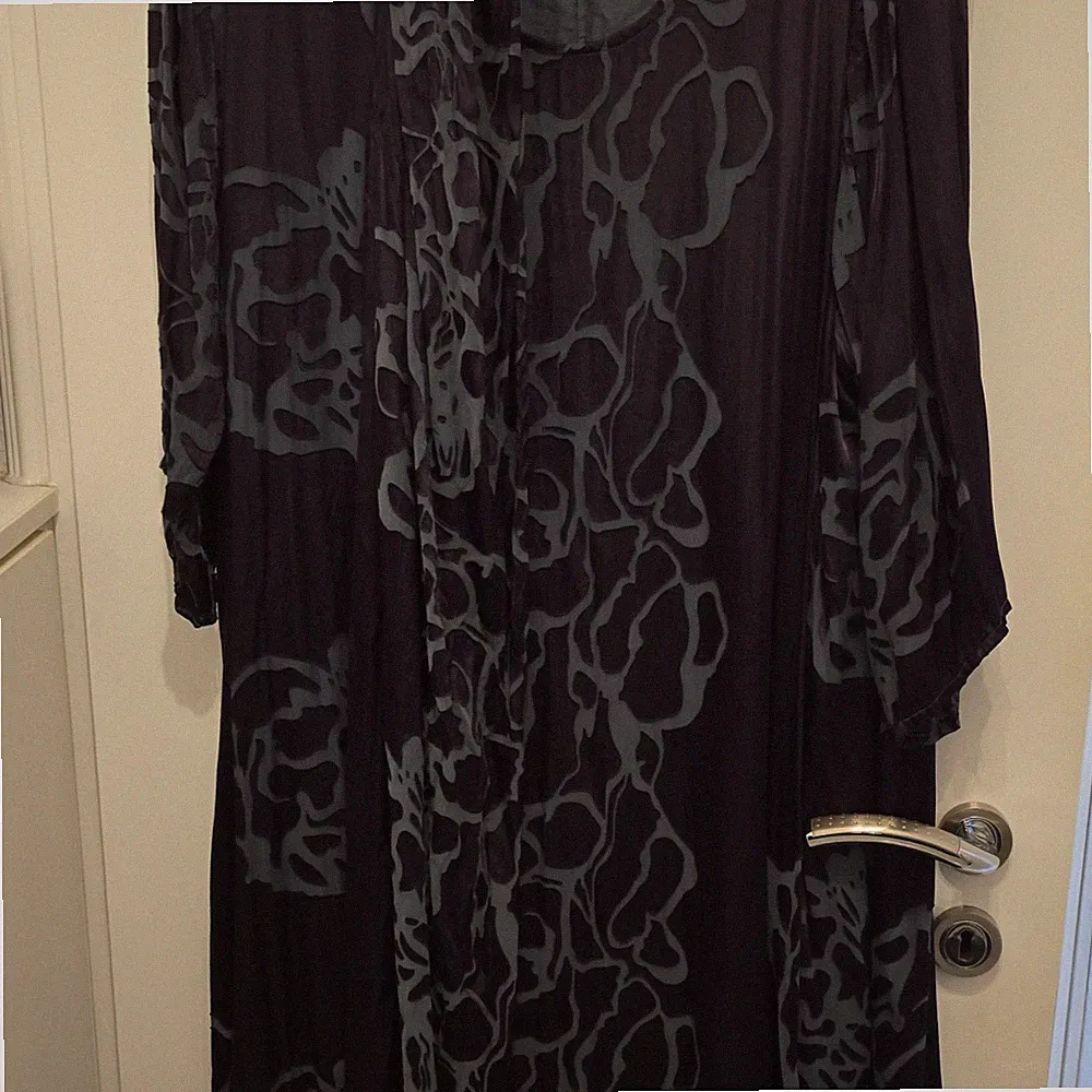 GRIZAS KLEID XXL GRÜN/SCHWARZ ABSTRAKT CHIFFON /SEIDE A-LINIE 3/4 ARM MIT SCHAL