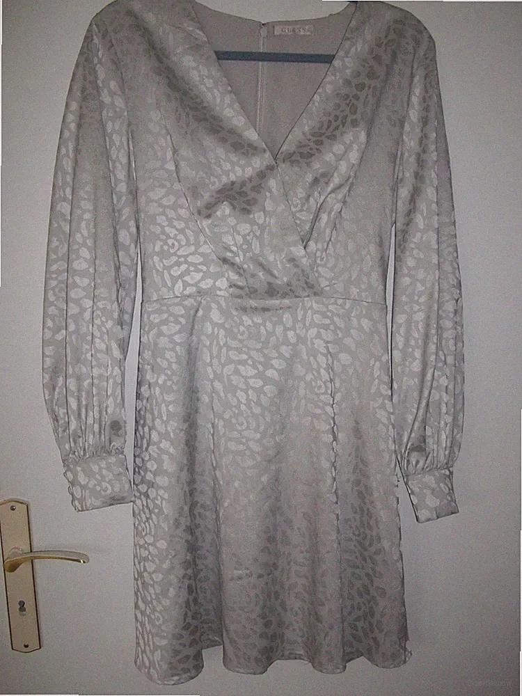 Guess kurzes silbergrau glänzendes Kleid A-Linie langärmlige Puffärmel Gr.M / 38