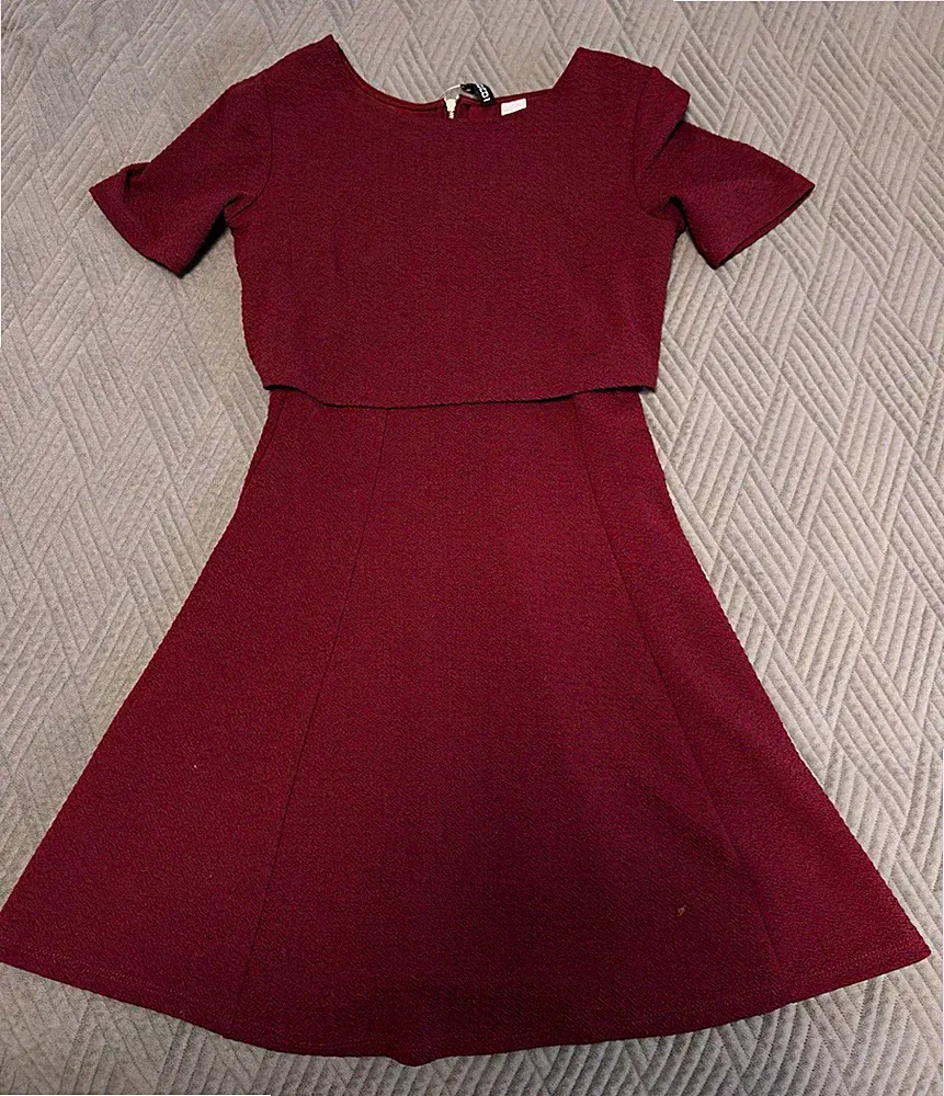 H&M A-Linien Kleid bordeauxrot Gr. 34 Kurzarm Rundhals Reißverschluss Piqué