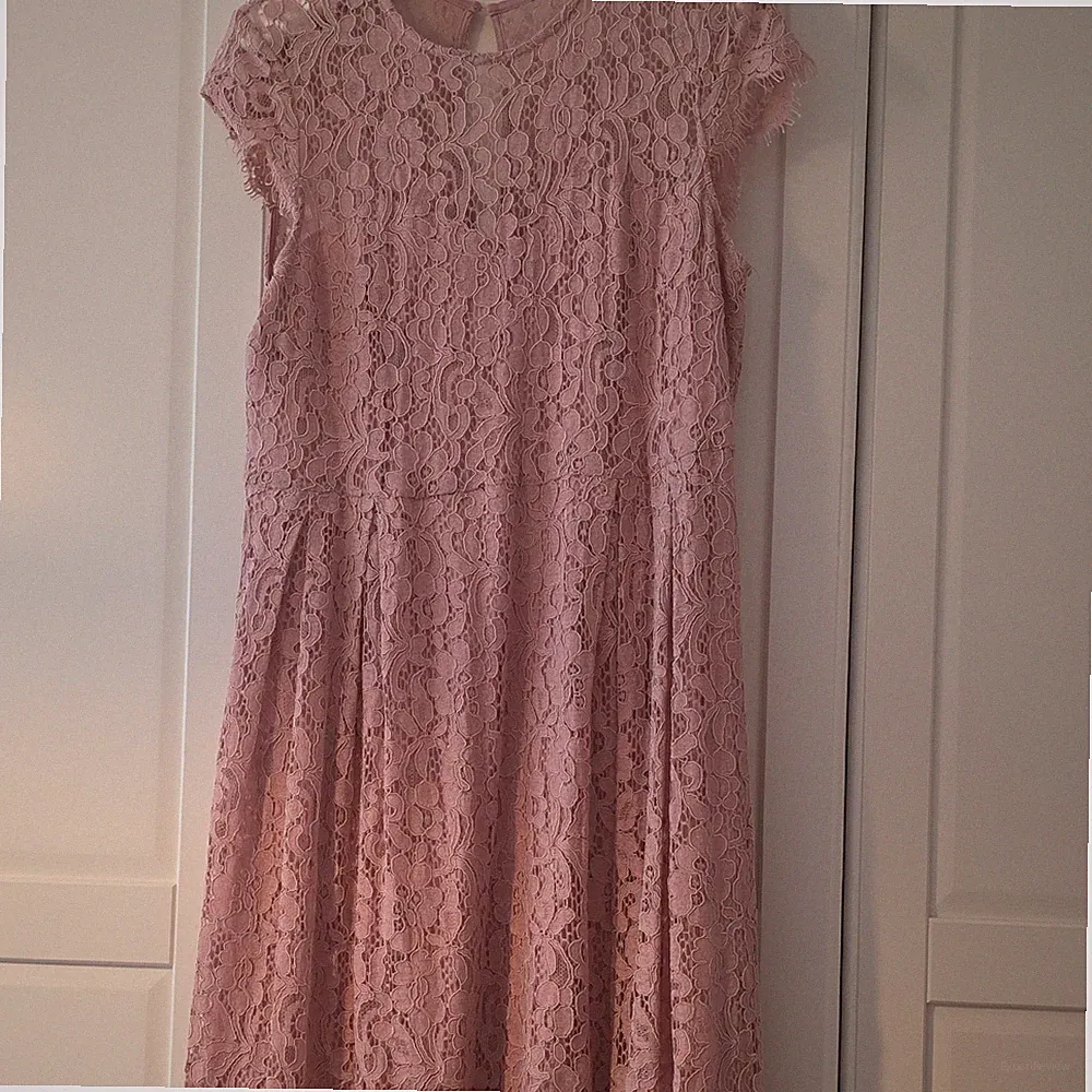 H&M Damen A-Linie Spitzenkleid Gr. 46 rosa Midi Kurzarm Cut-Out Blumen Rund