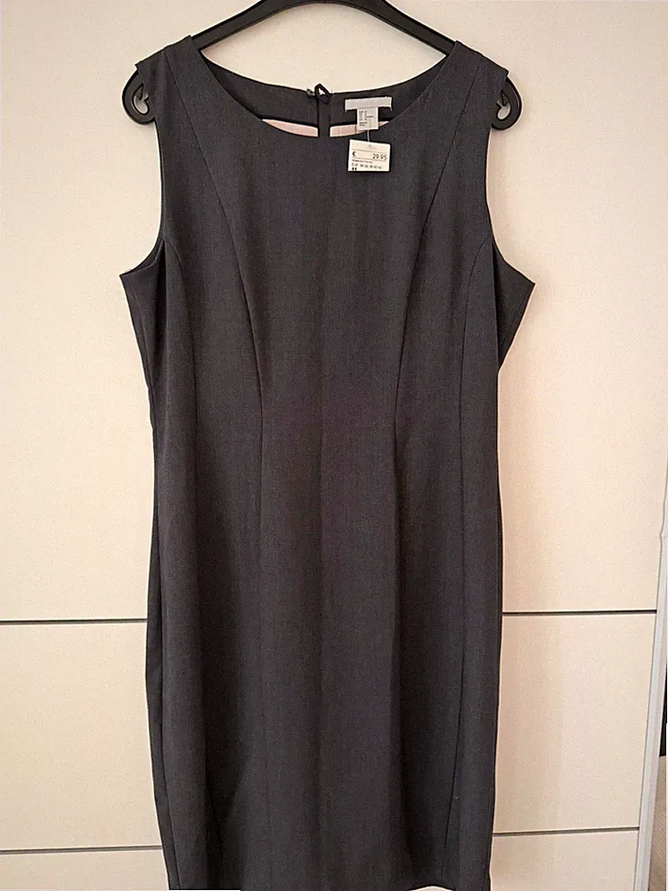 H&M Damen Etuikleid Midi Grau Rundhals Ärmellos Reißverschluss Falten Gr. 44