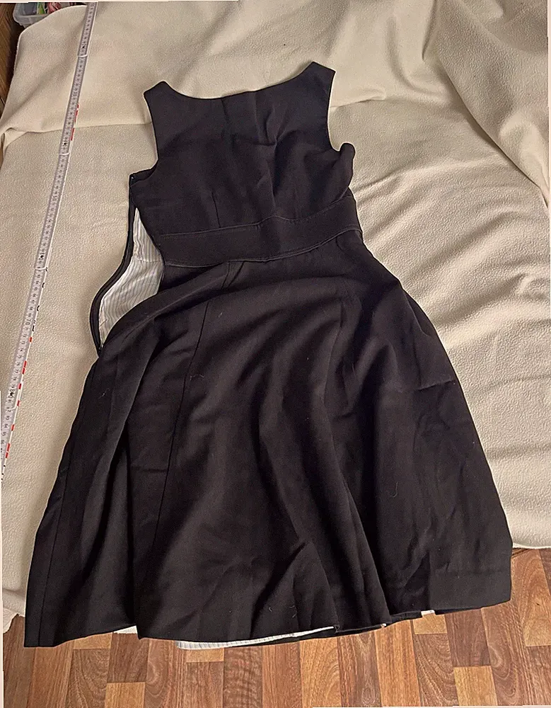H&M Damen Kleid A-Linie kurz ärmellos schwarz Gr. 36 Falten Rundhals RV