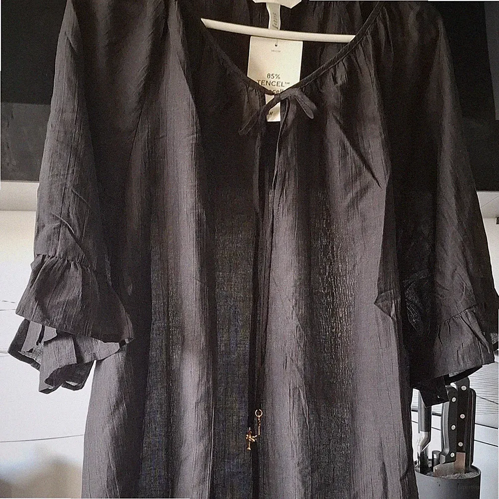 H&M Damen Kleid Midi schwarz Gr. M 3/4 Flatterärmel Tencel Volants Bindeband