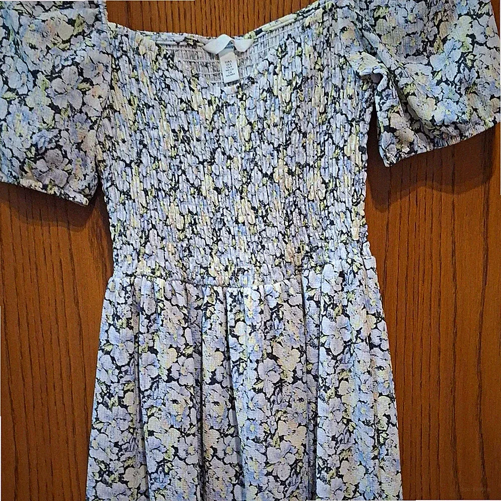 H&M Damen Midi Kleid Gr. S mehrfarbig Blumen A-Linie Puffärmel Smocked eckig