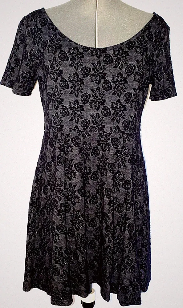 H&M Divided schwarz Kleid Muster vorne und hinten tiefer Ausschnitt 38 M 40 Ü480