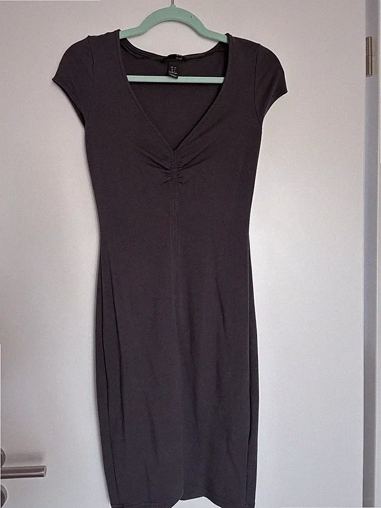 H&M Etui-Kleid Damen 34 XS Dunkelgrau Kurzarm V-Ausschnitt knie­lang