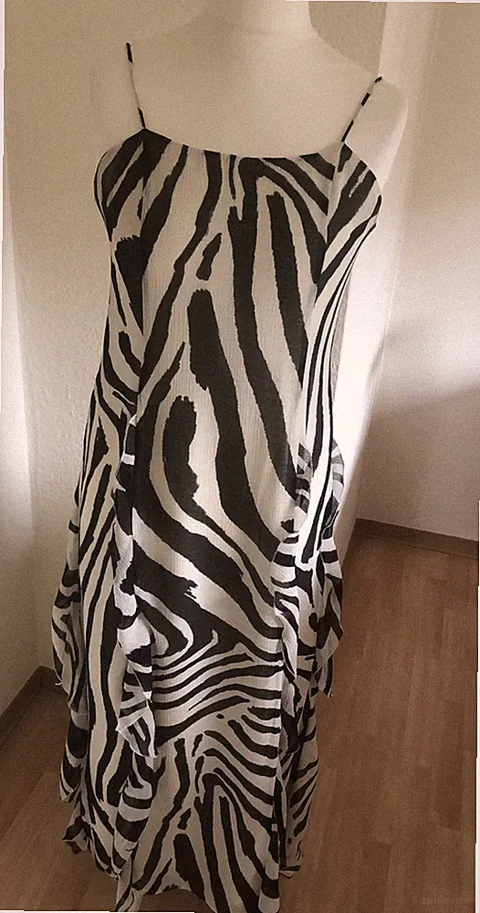 H&M Kleid, S 36/38, CONSCIOUS, schwarz-weiß Zebra Volant, A-Linie, wadenlang NEU