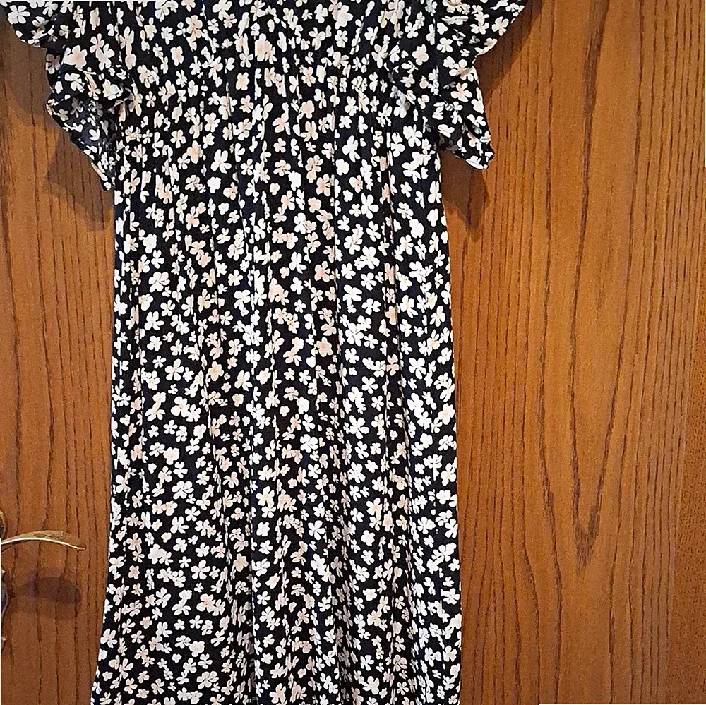 H&M MAMA Umstandskleid Gr. XS schwarz/weiß Blumen Midi V-Ausschnitt Viskose