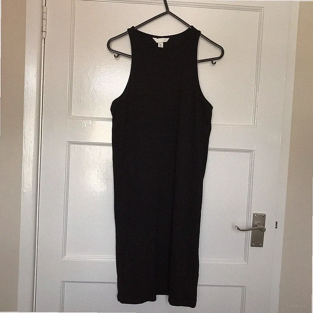 H&M schwarzes geripptes Midikleid Gr. M 8 ärmellos Rundhals Baumwollmischung Stretch