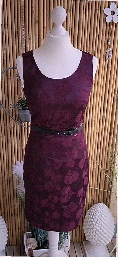 H&M Traumhaftes Kleid Etuikleid Gr.36 Weihnachten bordeaux mit Gürtel Neu