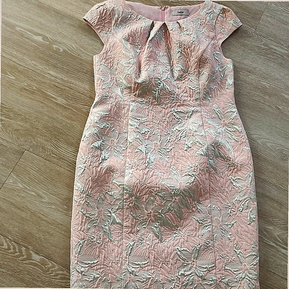 heine Damen Etuikleid rosa/silber Blumenmuster Kurzarm knielang RV