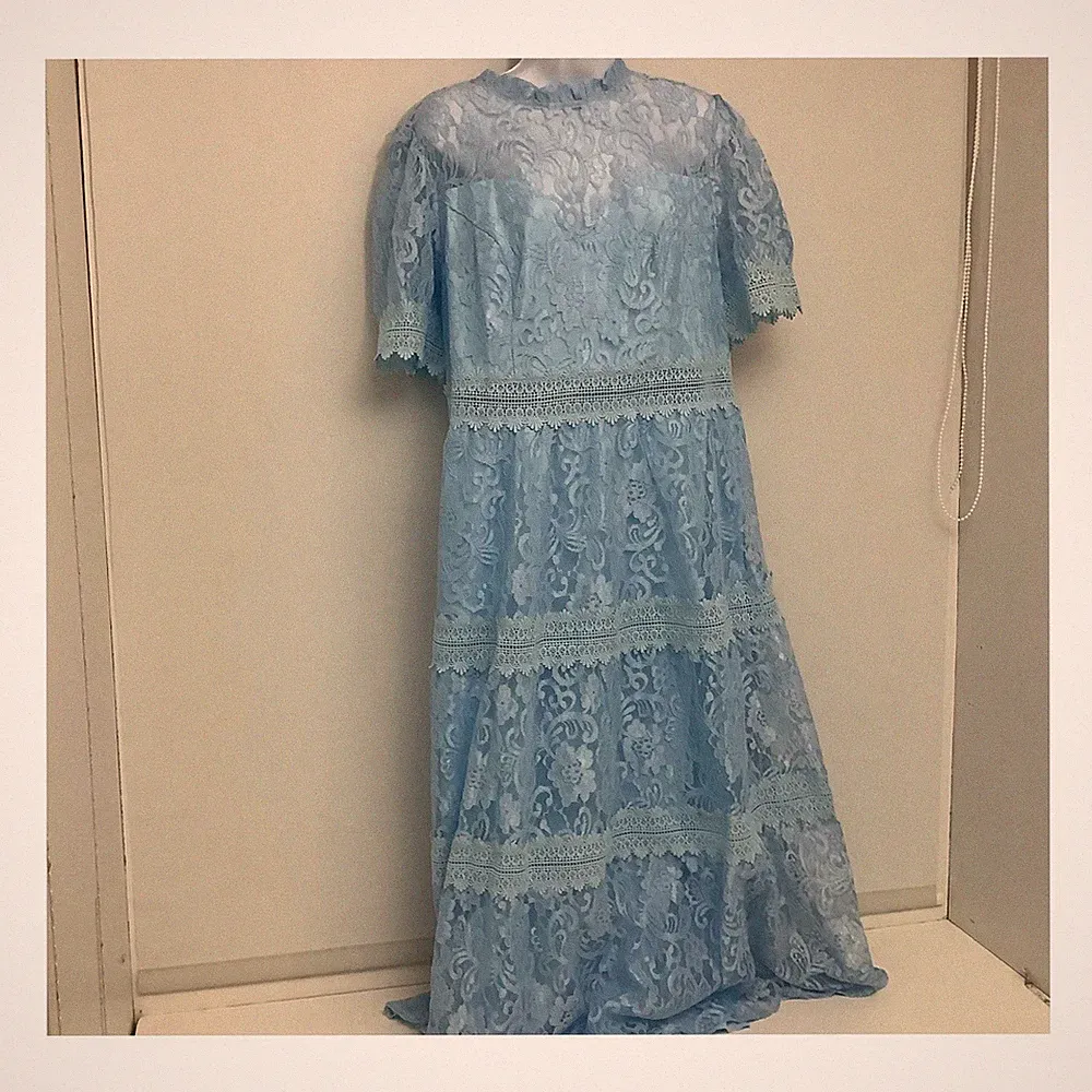Hellblaues Spitzen Maxikleid 2XL Blumen Häkel Stufensaum Kurzarm hochgeschlossen
