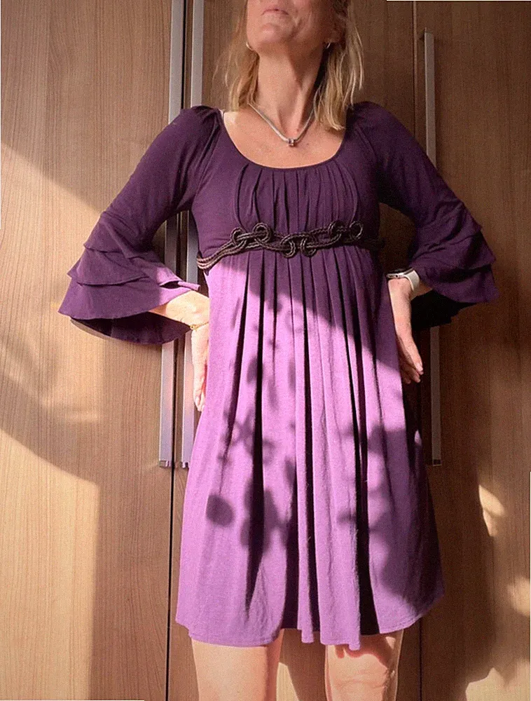 Hübsches Lilafarbenen Viskosekleid Mit Eingearbeiteten Gürtel, Weicher Stoff