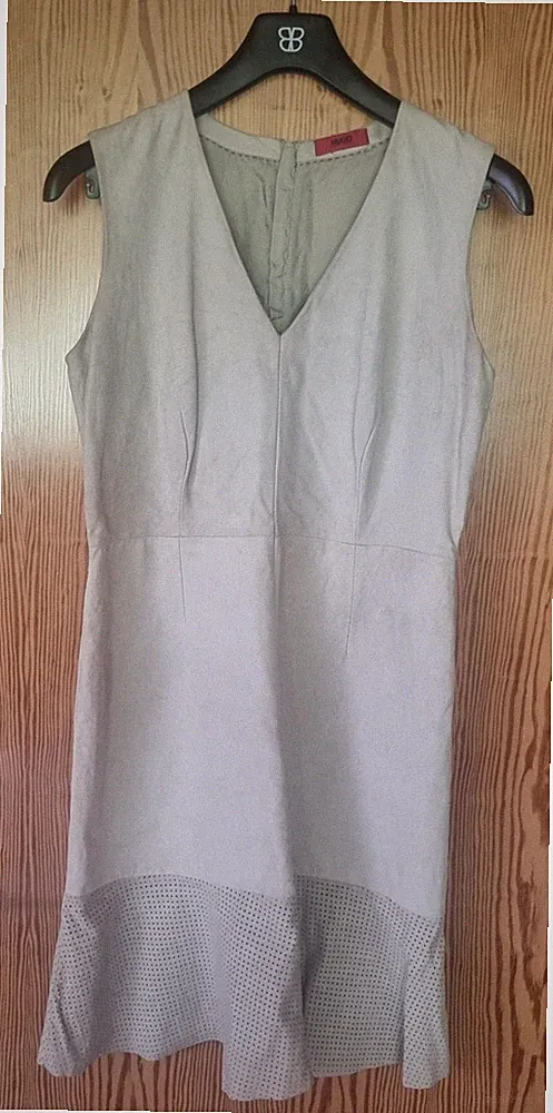 HUGO BOSS Damen Etuikleid Gr. 38 beige gepunktet ärmellos V-Ausschnitt Rüsche