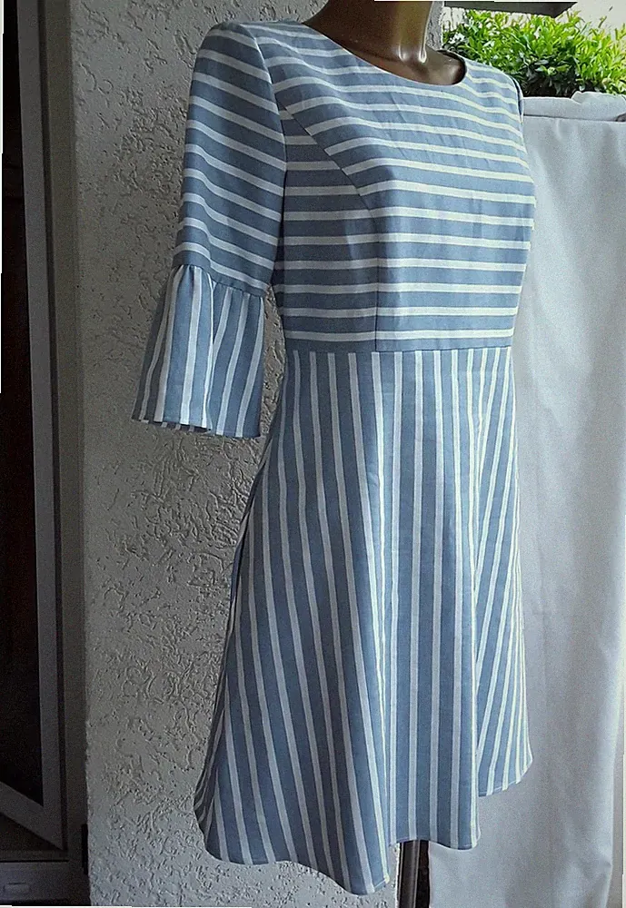 Hugo Boss Sommer-Kleid 36 hell-blau weiß top zustand Leinen gestreift