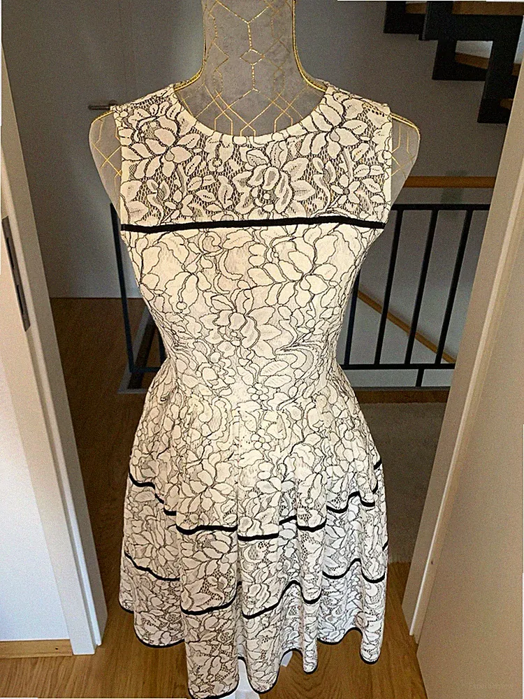 International A-Linien Spitzenkleid weiß/schwarz ärmellos kurz Gr. 34 RV
