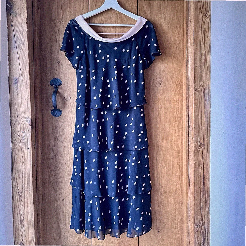 Jacques Vert Neu mit Etikett Kleid 10 schwarz gepunktet Lagenlook Chiffon Midi Brautmutter