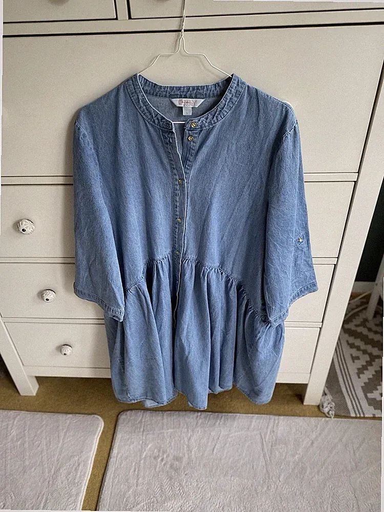 Jeanskleid, knielang, Knopfleiste, Leicht oversize, Weiter Halbarm