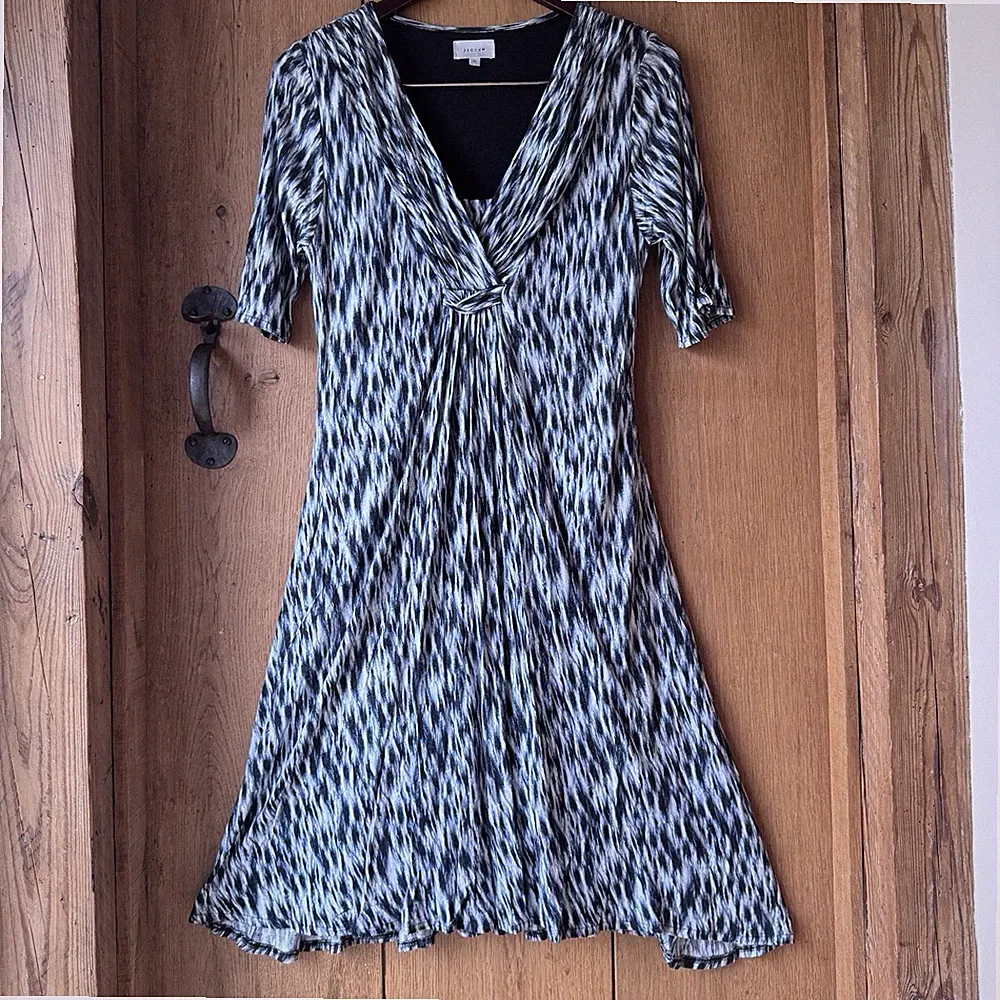 Jigsaw Kleid Twist Knoten Raffung vorne Gr. M Fit & Flare Jersey Abstrakt Mono