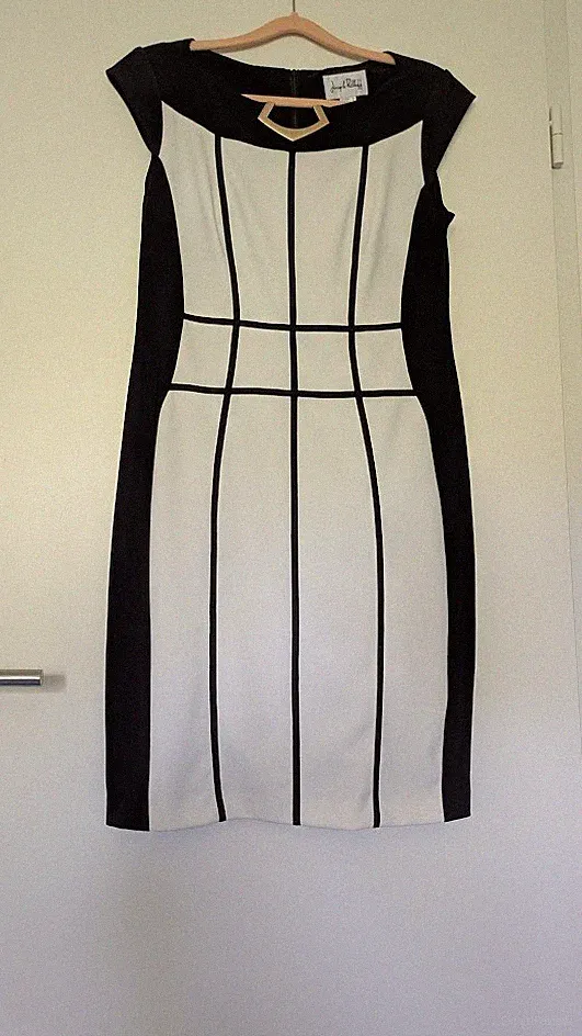 Joseph Ribkoff Kleid schwarzweiß Größe 42 mit goldener Spange