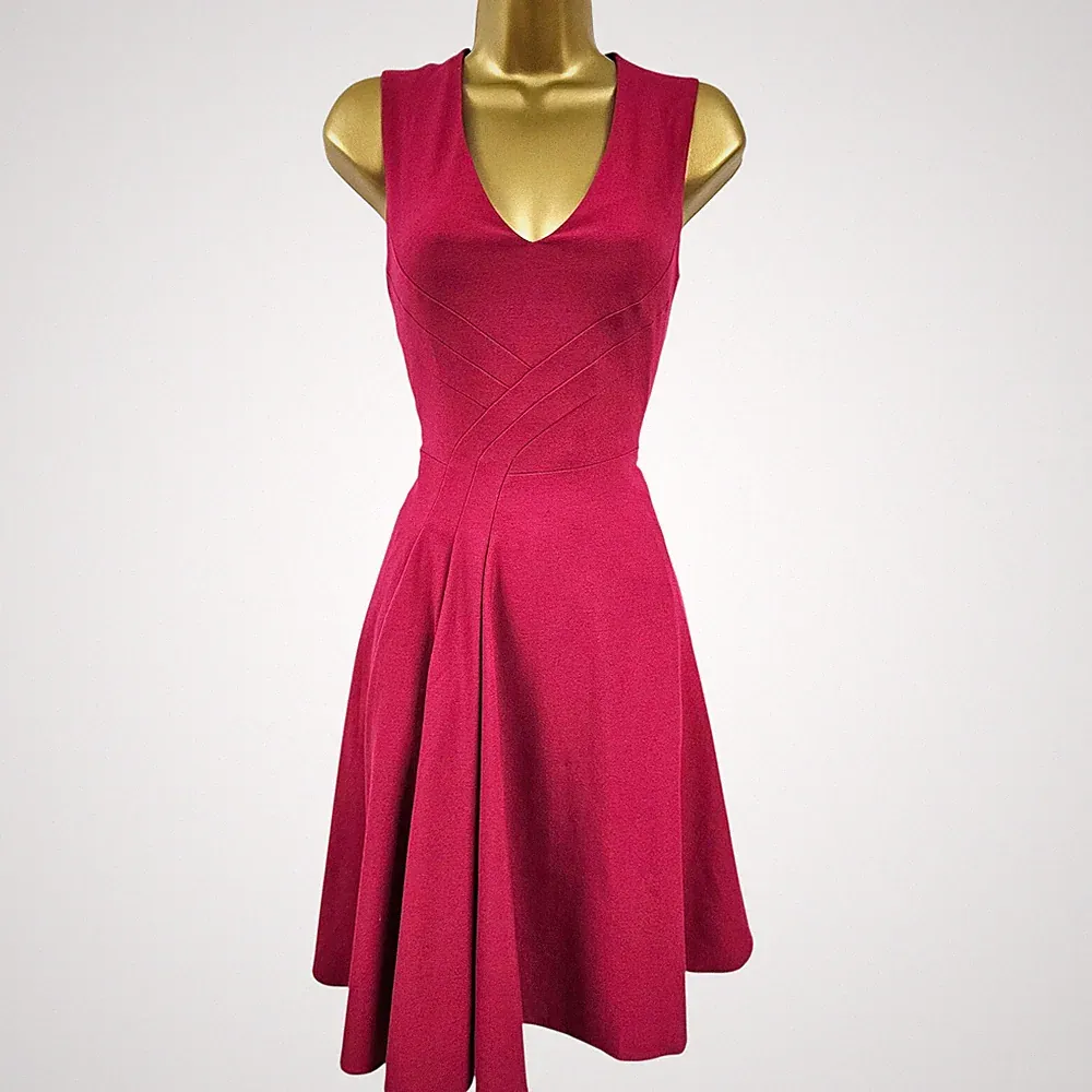 Karen Millen 10 UK fuchsia pink Krepp drapiert vorne Fit Flare Kleid Hochzeit Gast