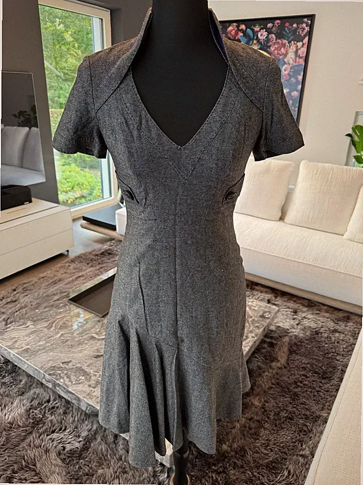 Karen Millen Damen Etuikleid grau 38 knie Kurzarm V-Ausschnitt Falten uni