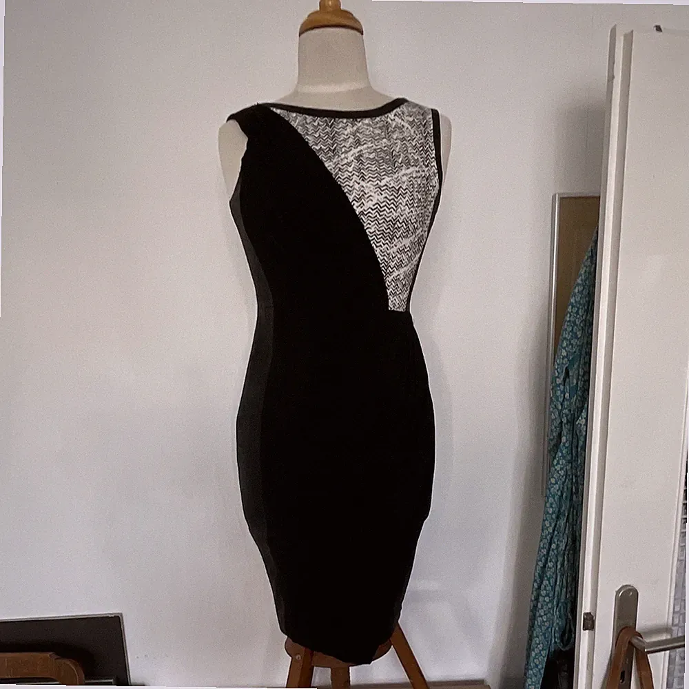 Karen Millen Damen Shiftkleid Schwarz Weiß Gr. 36 (UK 10)