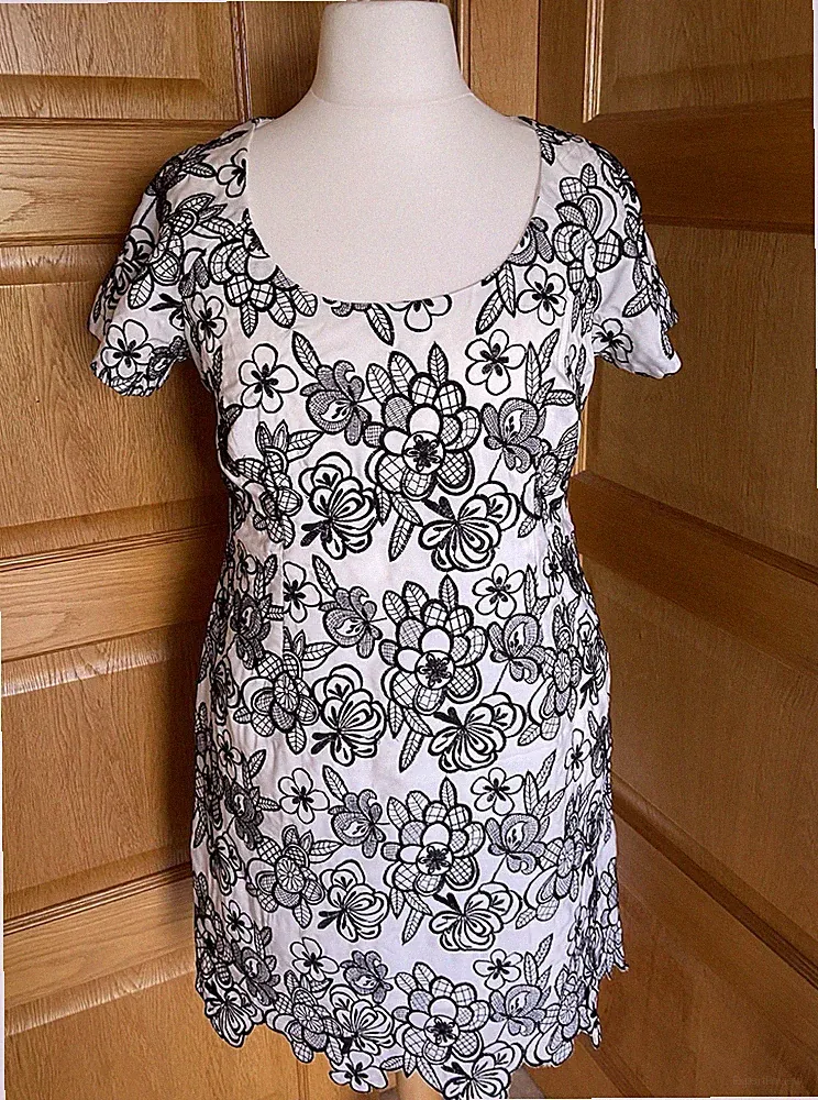 Kleid 18 Monsun weiß schwarz Stickerei Blumen Hochzeit Gast hübsch Party Ärmel