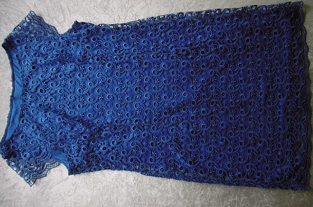 Kleid aus royalblauer Spitze von s.Oliver Gr 46 gefüttert Flügelärmel