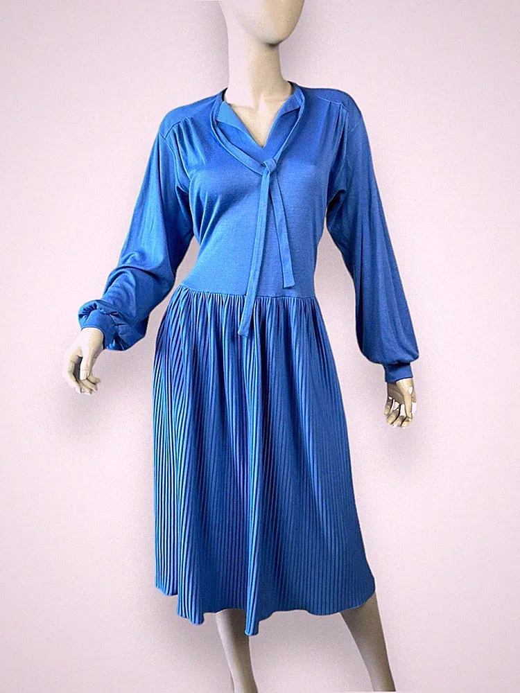 Kleid blau Plissee geschliffen Vintage 70er Jahre Lavallière Kragen