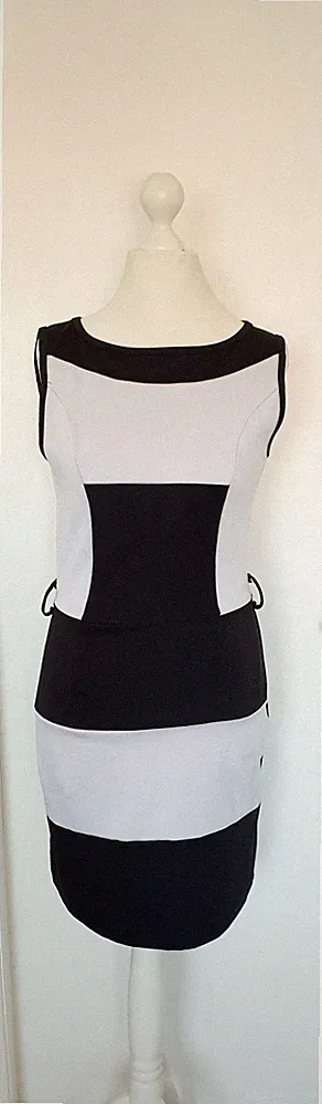 Kleid Etuikleid Exsy Italia schwarz weiß wadenlang Größe M evtl L Made in Italy