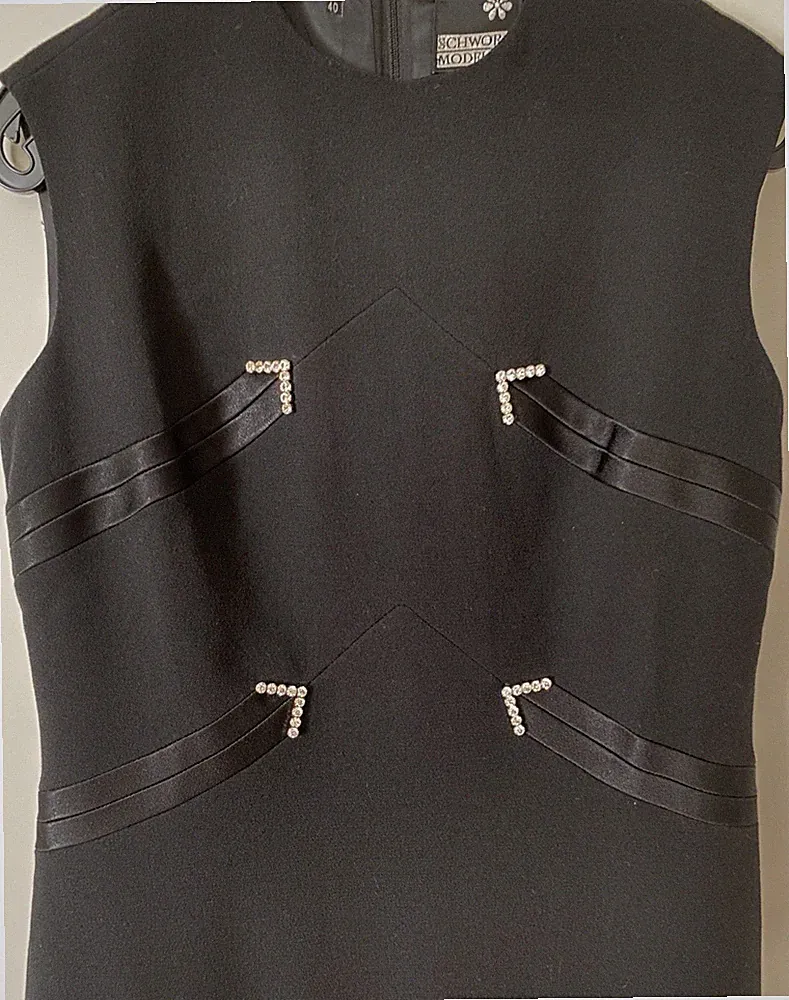 Kleid Etuikleid schwarz ärmellos 100% Schurwolle mit Satin & Strass Gr. 38/40