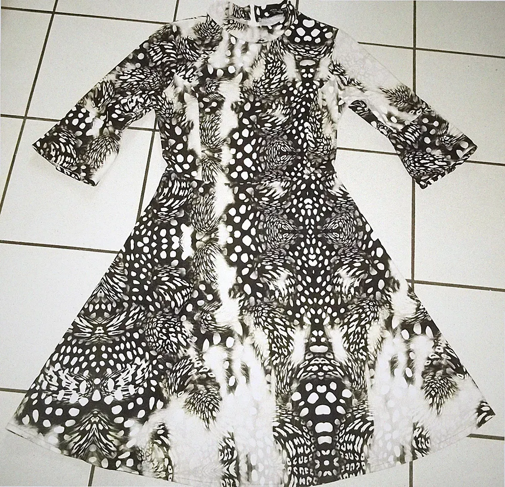 Kleid Glockenrock A-Linie Gr. S 36 38 Weiß Grau Schwarz gefleckt elastisch